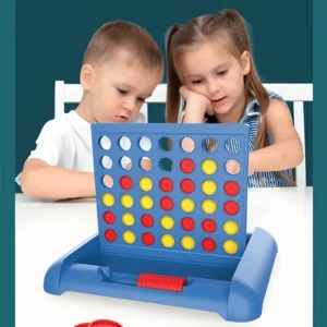 Niños jugando Conecta 4 azul con fichas rojas y amarillas en una mesa.