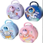 Alcancia Viaje Espacial, 4 modelos de colores pastel, con astronauta, cohete y castillo espacial.