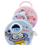 Alcancía de hierro en forma de maleta, color azul y rosa, temática espacial, con astronauta y cohetes, ideal para guardar monedas.