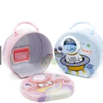 Alcancías de hierro con diseño espacial y astronautas, una rosa abierta y otra azul cerrada con contraseñas.