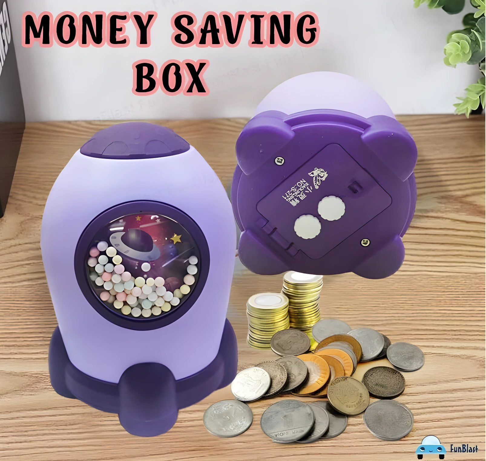 Alcancía infantil morada con diseño de cohete, ventana transparente con esferas, y monedas esparcidas.