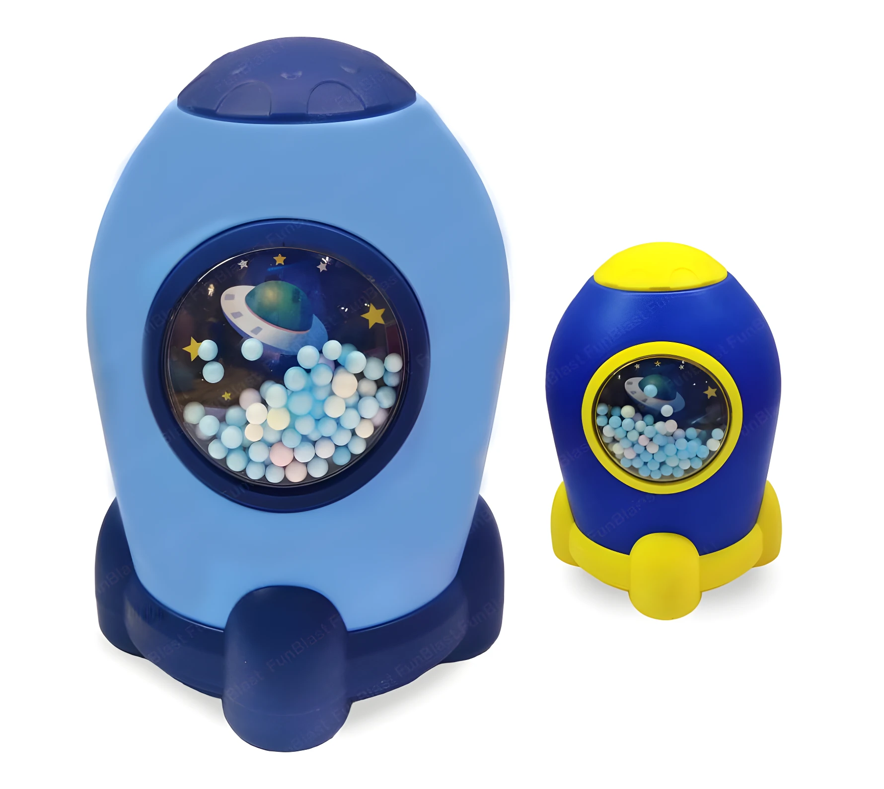 Alcancías infantiles de plástico, cohetes espaciales, una azul grande y otra azul y amarilla pequeña, con diseño espacial y bolitas dentro.