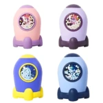 Alcancía infantil diseño cohete, plástico, colores pastel y vibrantes, con esfera interior llena de bolitas y elementos espaciales.