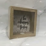Alcancía de madera con vidrio, frase "be happy today" y diseño de arcoíris.