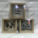 Set de 2 alcancías de madera y vidrio, una con mapa del mundo y otra con frase inspiradora.