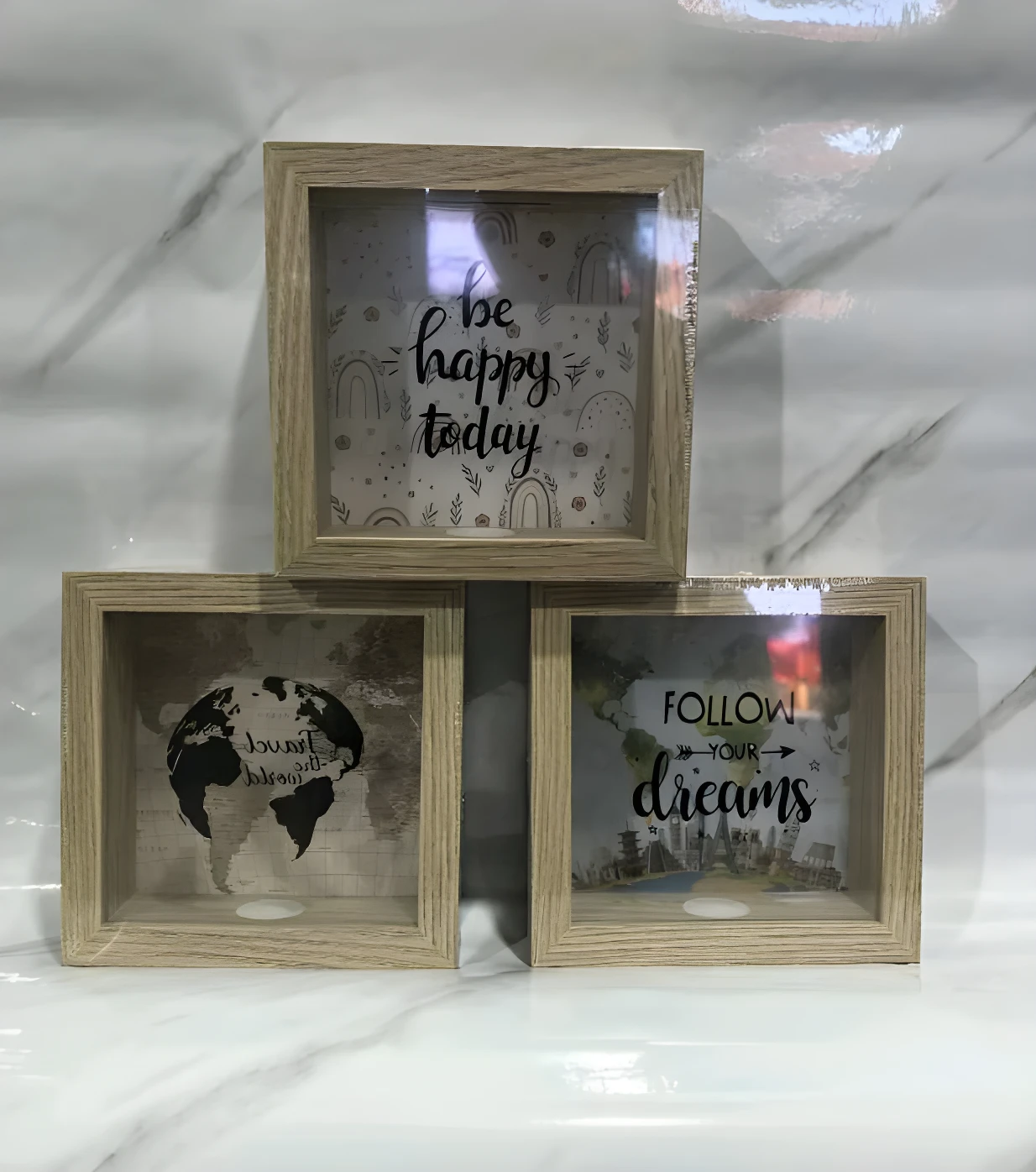 Set de 2 alcancías de madera y vidrio, una con mapa del mundo y otra con frase inspiradora.