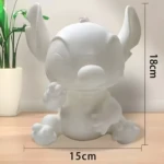 Alcancía blanca de Stitch sin pintar, 15cm de ancho, 18cm de alto, ideal para decorar y fomentar el ahorro.