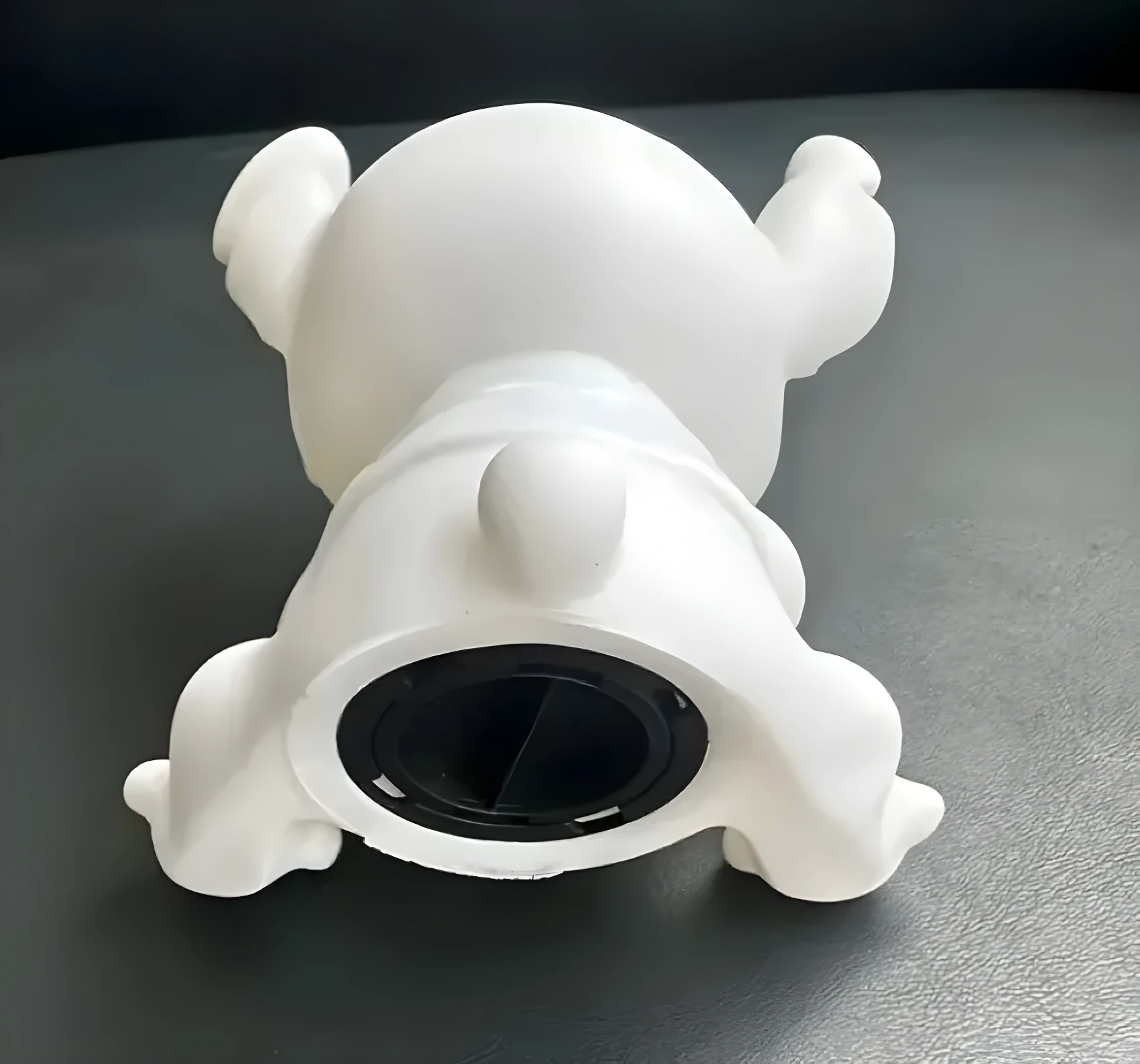 Alcancía blanca de Stitch, vista desde atrás, con ranura para monedas. Ideal para pintar y decorar.