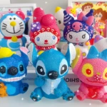 Set de alcancías artesanales con pintura de diamante: Stitch azul, Doraemon, My Melody, Kuromi y otros personajes coloridos.