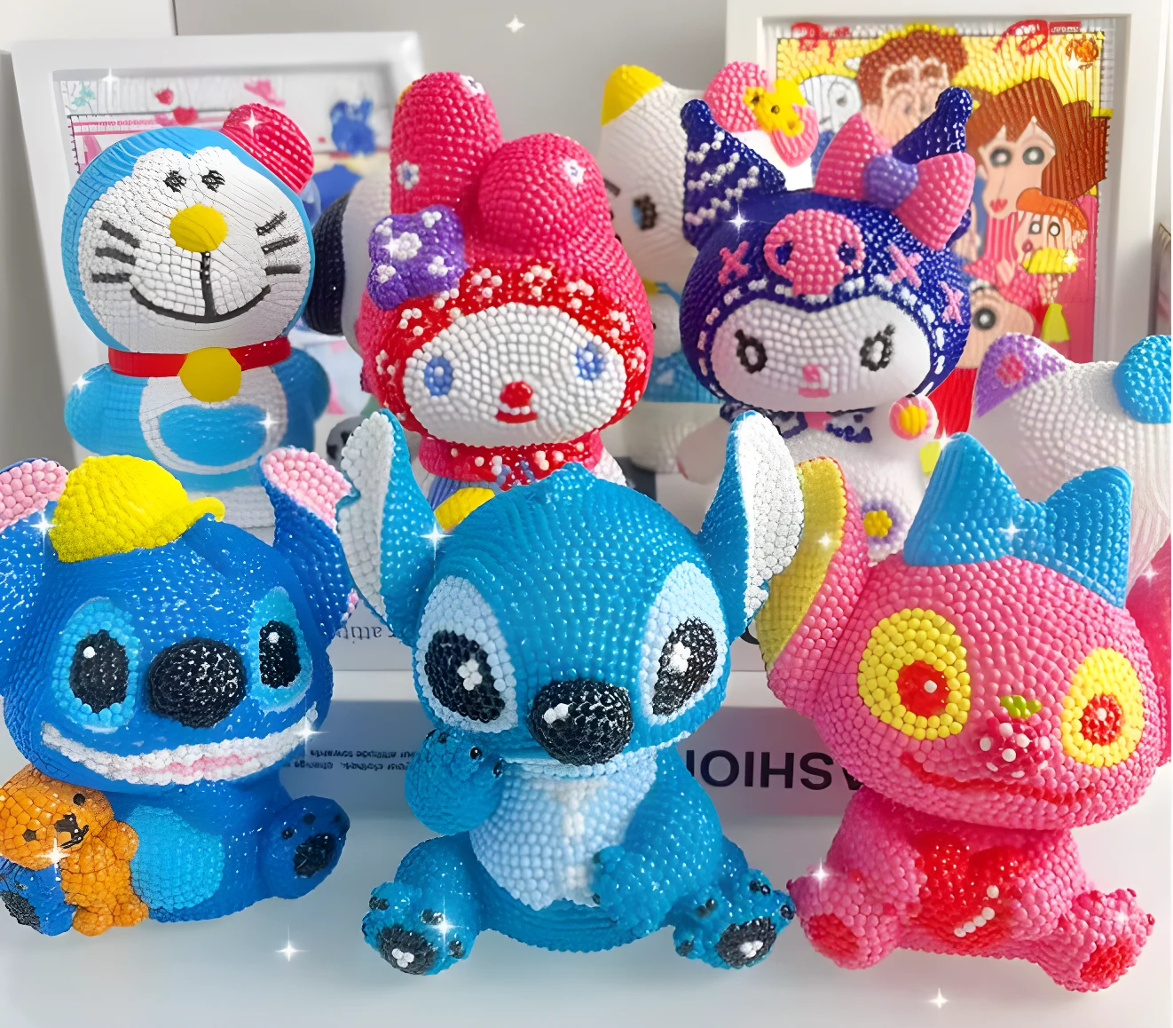 Set de alcancías artesanales con pintura de diamante: Stitch azul, Doraemon, My Melody, Kuromi y otros personajes coloridos.
