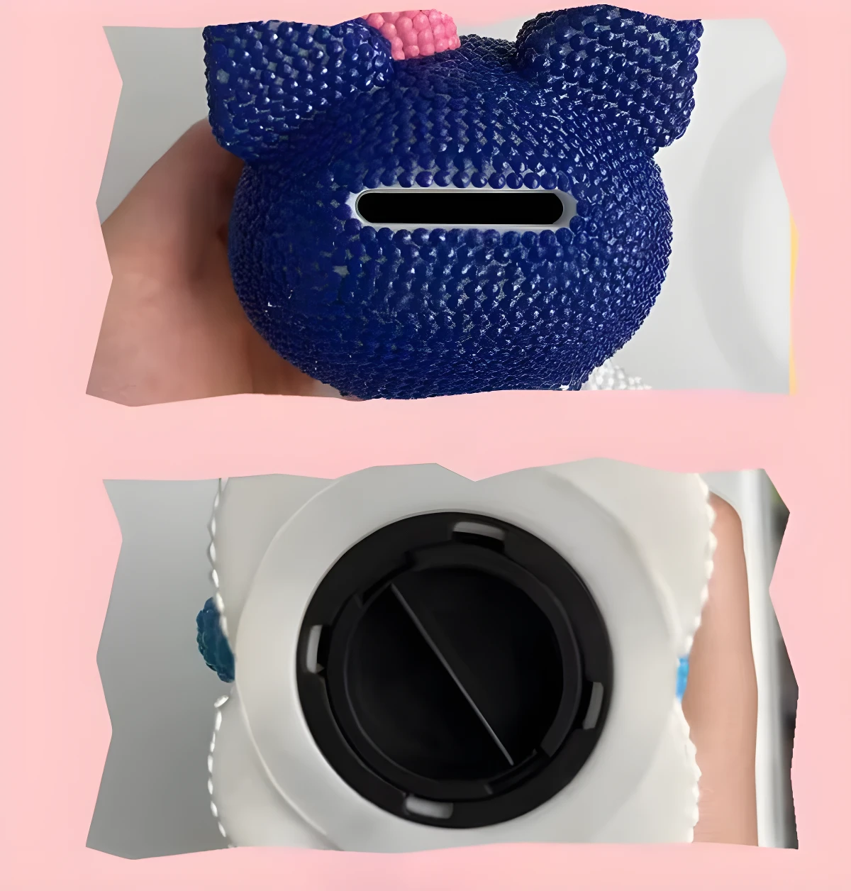 Alcancía azul con forma de oso, decorada con diamantes y un moño rosa. Vista inferior muestra tapa blanca con ranura para monedas.