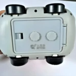 Alcancía unicornio infantil multicolor, vista inferior, con ruedas y compartimento para monedas.