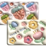 Molde blanco con figuras 3D de fresas en tonos pastel y flores "Take A Bath" para hacer bombas de baño o jabones.