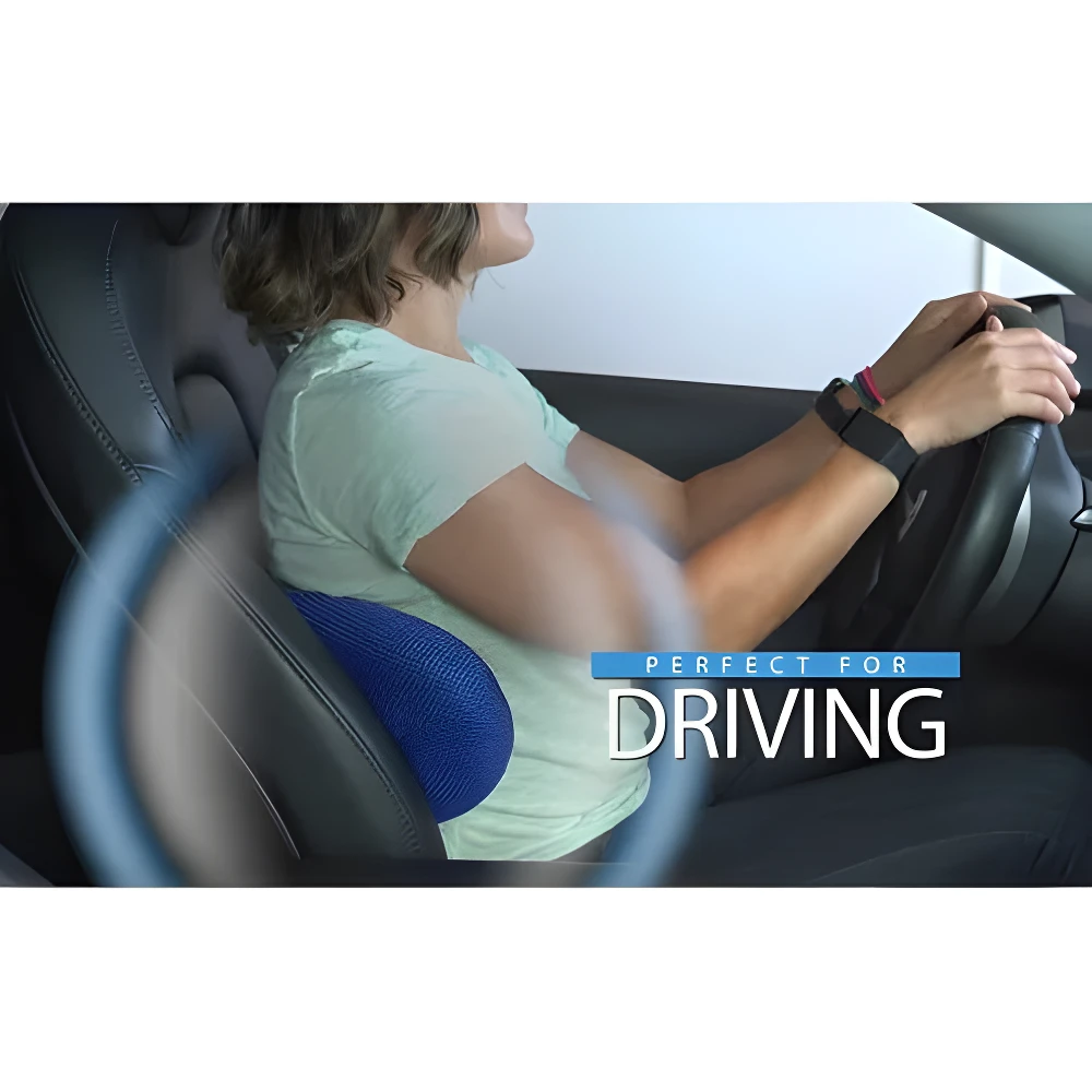 Mujer conductora usa soporte lumbar curvo azul de malla en asiento de carro negro, texto "Perfecto para Driving".