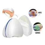 Almohada ergonómica para piernas, blanca con borde azul, mostrando antes y después de alivio.