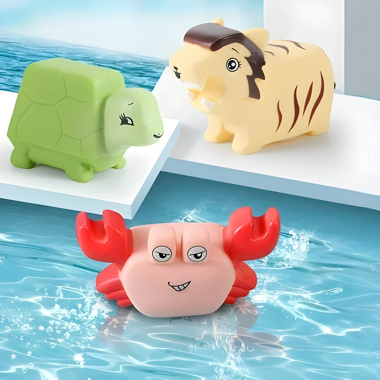 Juguetes de baño flotantes: tortuga verde, cangrejo rosa y tigre amarillo, sobre superficies blancas y agua.