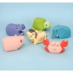 Set de seis juguetes flotantes de goma para baño: hipopótamo morado, cangrejo rojo, elefante azul, tigre y tortuga verdes.