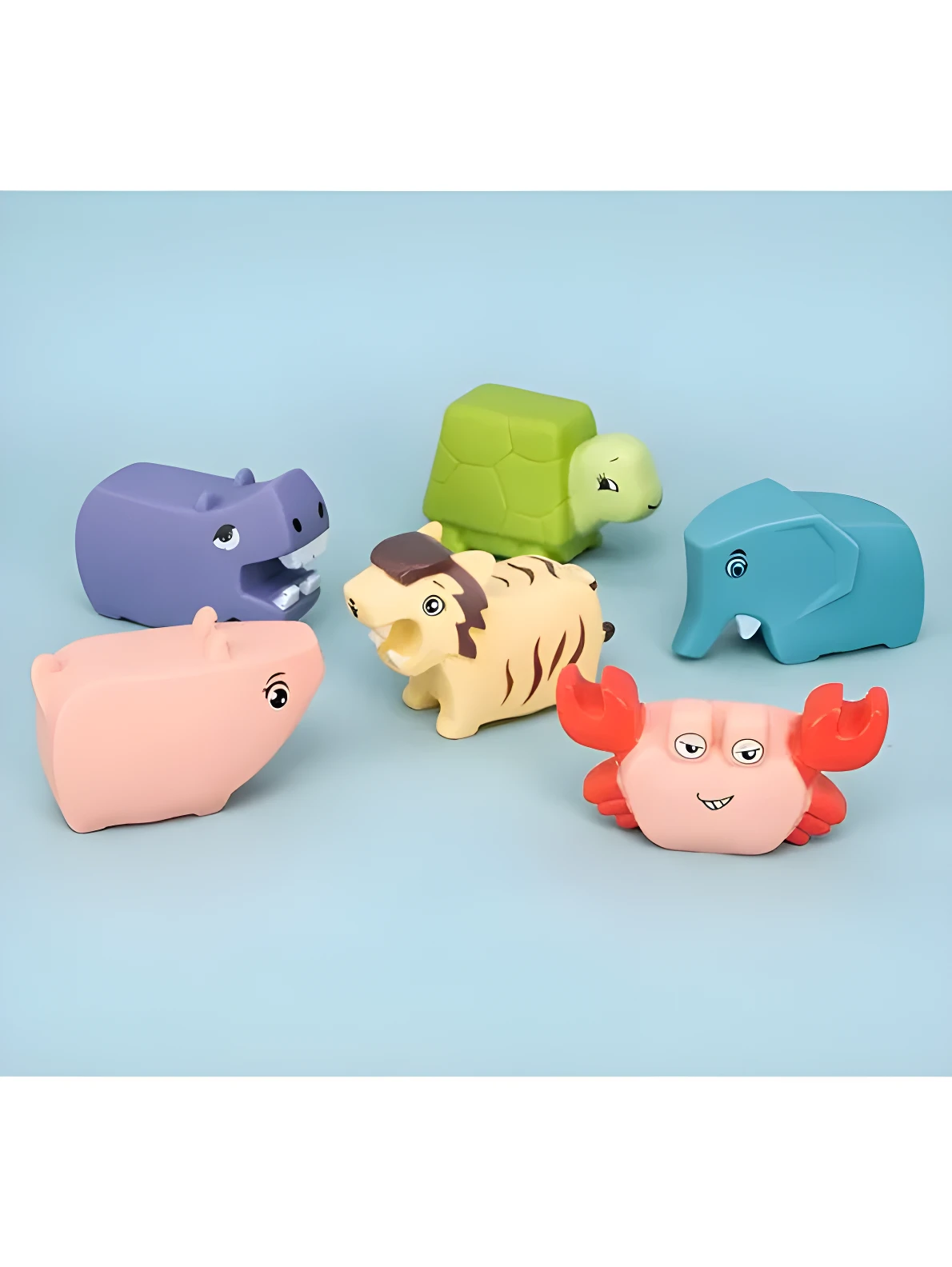 Set de seis juguetes flotantes de goma para baño: hipopótamo morado, cangrejo rojo, elefante azul, tigre y tortuga verdes.