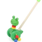 Caminador de madera para empujar con figura de rana verde, cuello con anillos rojo y amarillo, ruedas con cascabeles de colores.