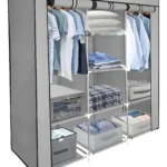 Armario organizador plegable gris con ropa colgada y doblada, incluye cajas de tela.