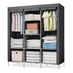 Armario organizador plegable de tela gris, 3 cuerpos, con ropa y blancos apilados.