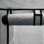 Armario organizador plegable de tela gris, rollo cerrado.