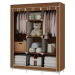 Armario organizador portátil marrón con estructura blanca, cubierto, mostrando sección colgar ropa, estantes con oso peluche, mantas, caja y bolsos.