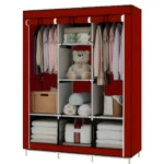 Armario organizador portátil rojo con cubierta de tela, estantes internos y barra para colgar ropa, exhibe ropa doblada y un oso de peluche.