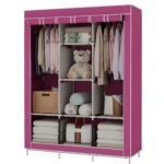 Armario portátil fucsia abierto, mostrando barra para colgar ropa, estantes con osito de peluche, canastas, toallas y bolso deportivo.
