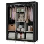 Armario organizador portátil negro con estructura blanca, exhibiendo ropa colgada, peluche, cajas, almohadas y maletas apiladas.