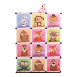 Armario organizador infantil con 12 cubos decorados con animales tiernos.