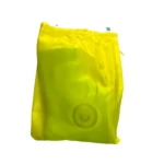 Bolsa de transporte impermeable color amarillo neón para asiento reductor de inodoro infantil, con cordón y logo de cara sonriente difuso.