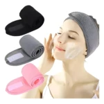 Tres bandas elásticas para cabello (negra, gris, rosa) con velcro, una mujer usa la gris mientras aplica espuma limpiadora facial.