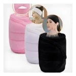 Bandas sujetadoras para cabello en fucsia, blanco y negro, enrolladas; muestran uso con mascarilla facial.