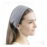 Mujer perfil con banda sujetadora cabello gris de tela suave para rutina de limpieza facial y mascarillas.