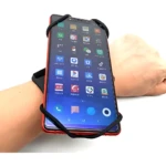 Banda porta celular negra sujeta un smartphone en la muñeca, con pantalla llena de aplicaciones.