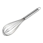 Batidor manual de acero inoxidable con mango plateado, ideal para batir y mezclar ingredientes en la cocina.