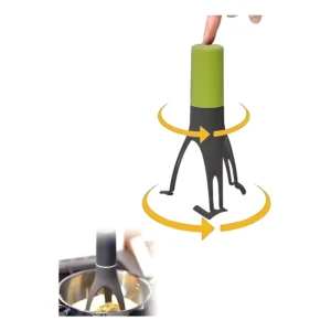 Batidor automático verde y negro para mezclar, con detalle de uso en olla.