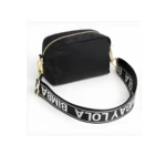 Bimba y Lola porta celular negro de nylon con correa de marca dorada y blanca.