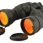 Binoculares oscuros con lentes objetivo con recubrimiento reflectivo naranja/ámbar y tapas protectoras abiertas.