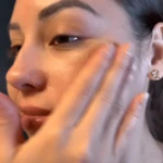 Primer plano de mujer joven aplicando exfoliante coreano Bio Rice Scrub 30ml en el rostro.