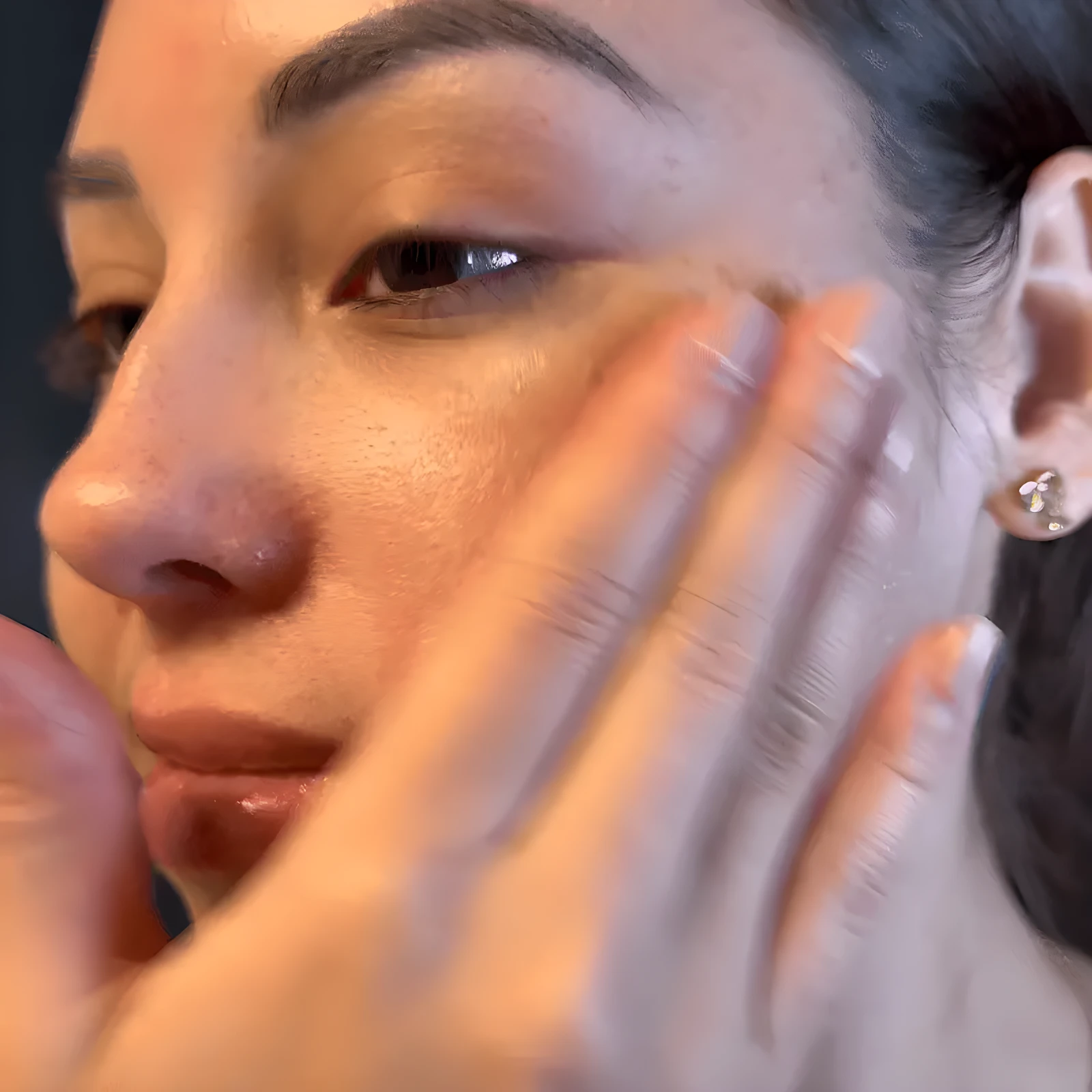 Primer plano de mujer joven aplicando exfoliante coreano Bio Rice Scrub 30ml en el rostro.