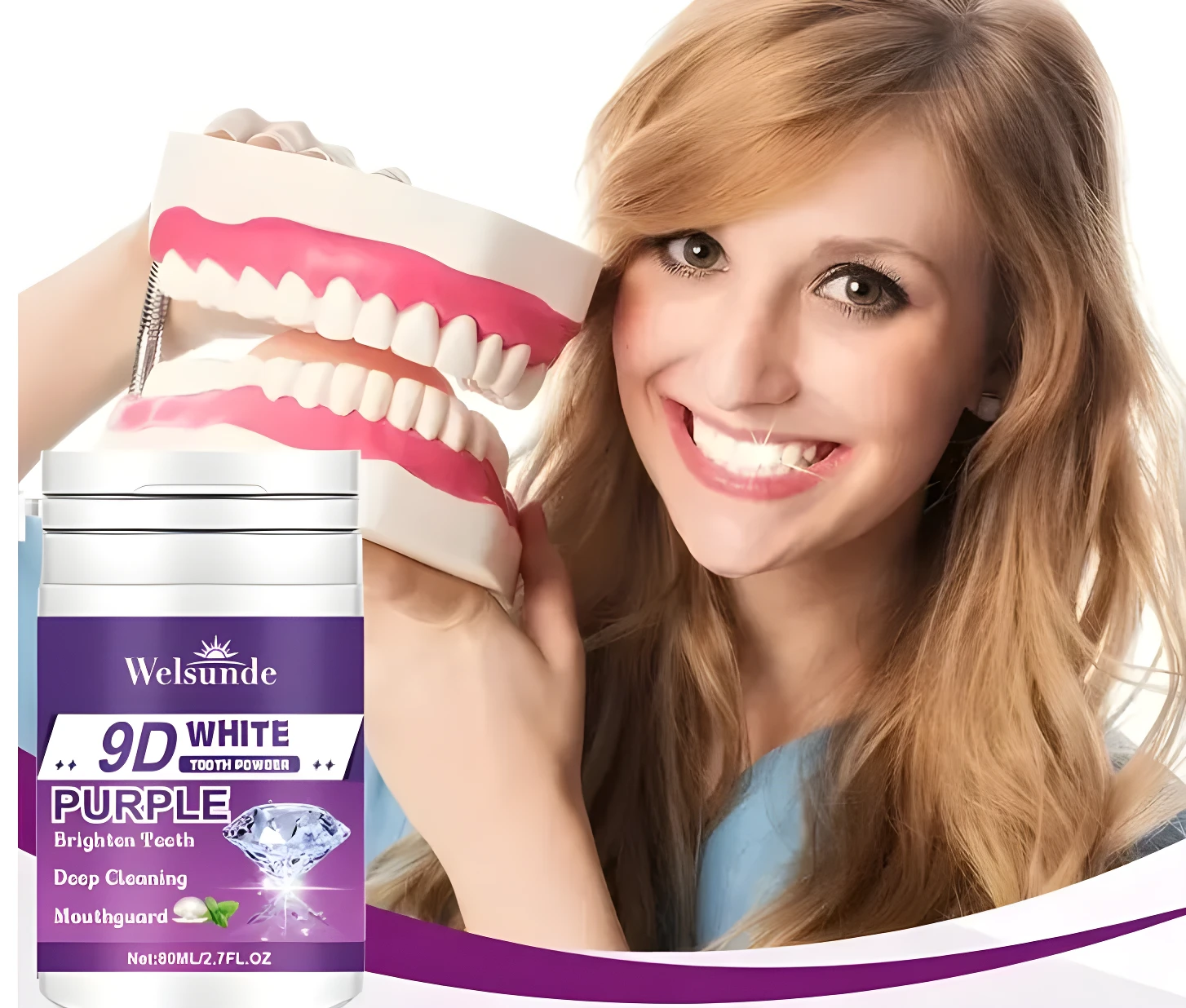 Mujer sonriendo con dientes muy blancos y un modelo dental, mostrando el tarro de polvo dental Welsunde 9D White Purple de 80ml.