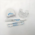 Kit blanqueamiento dental 20 Minute: luz LED blanca, molde para boca transparente, bolígrafo gel y toallitas alcohol desinfectante.
