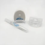 Kit blanqueamiento dental 20 Minutos: luz LED blanca, bolígrafo aplicador y molde transparente, sobre fondo blanco.