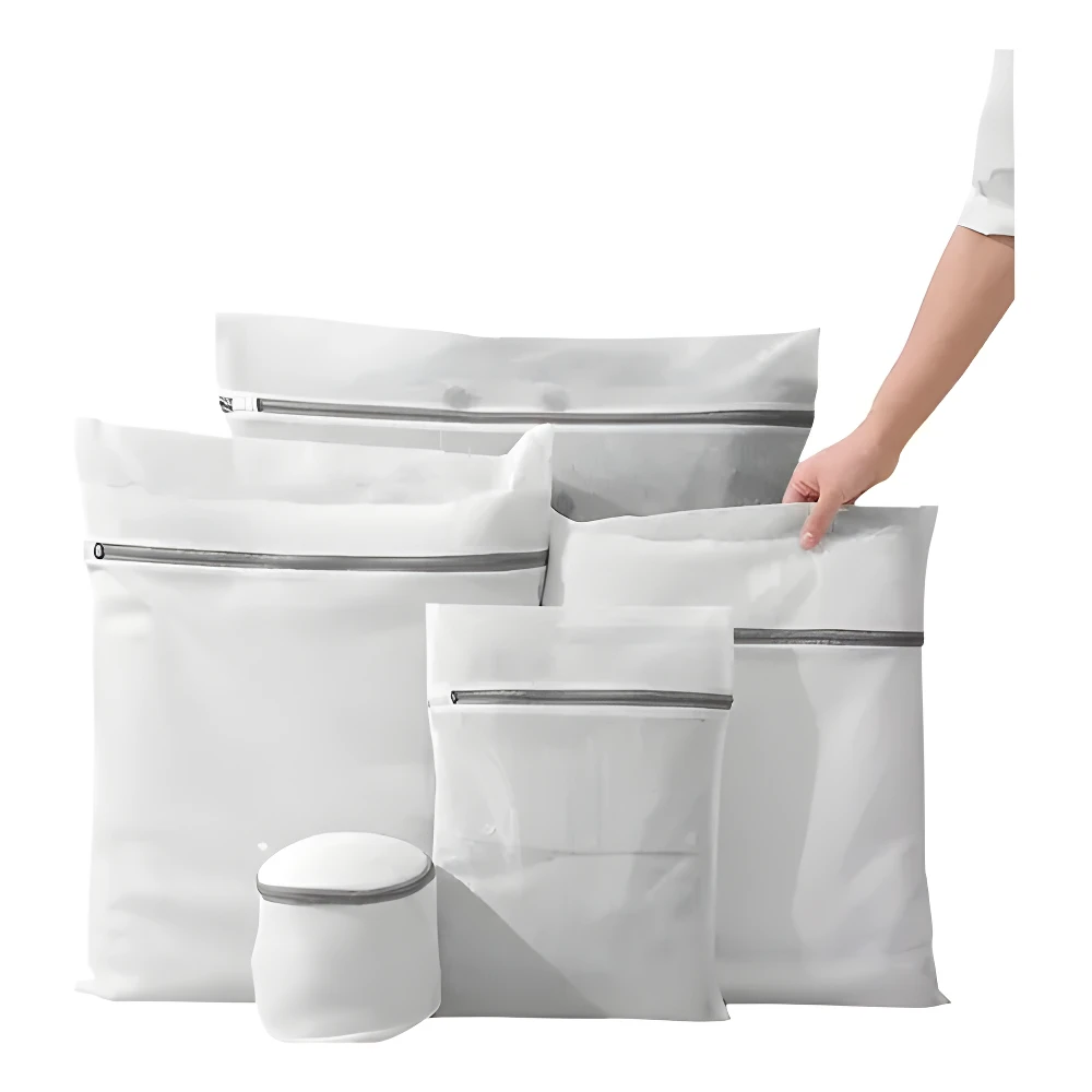 Set 5 bolsas de malla blanca para lavar ropa delicada. Protegen prendas finas.