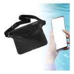 Riñonera negra impermeable INNOVO con correa ajustable junto a una mano sosteniendo un celular sobre un fondo acuático.