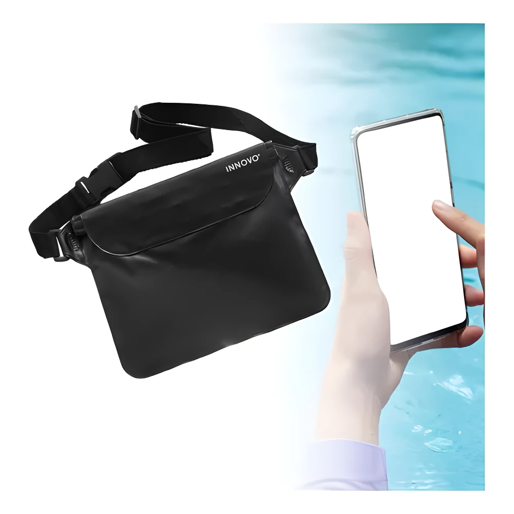 Riñonera negra impermeable INNOVO con correa ajustable junto a una mano sosteniendo un celular sobre un fondo acuático.