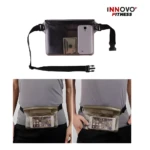 Riñonera impermeable INNOVO FITNESS negra con celular y dinero, usada en cintura por persona con camiseta gris.