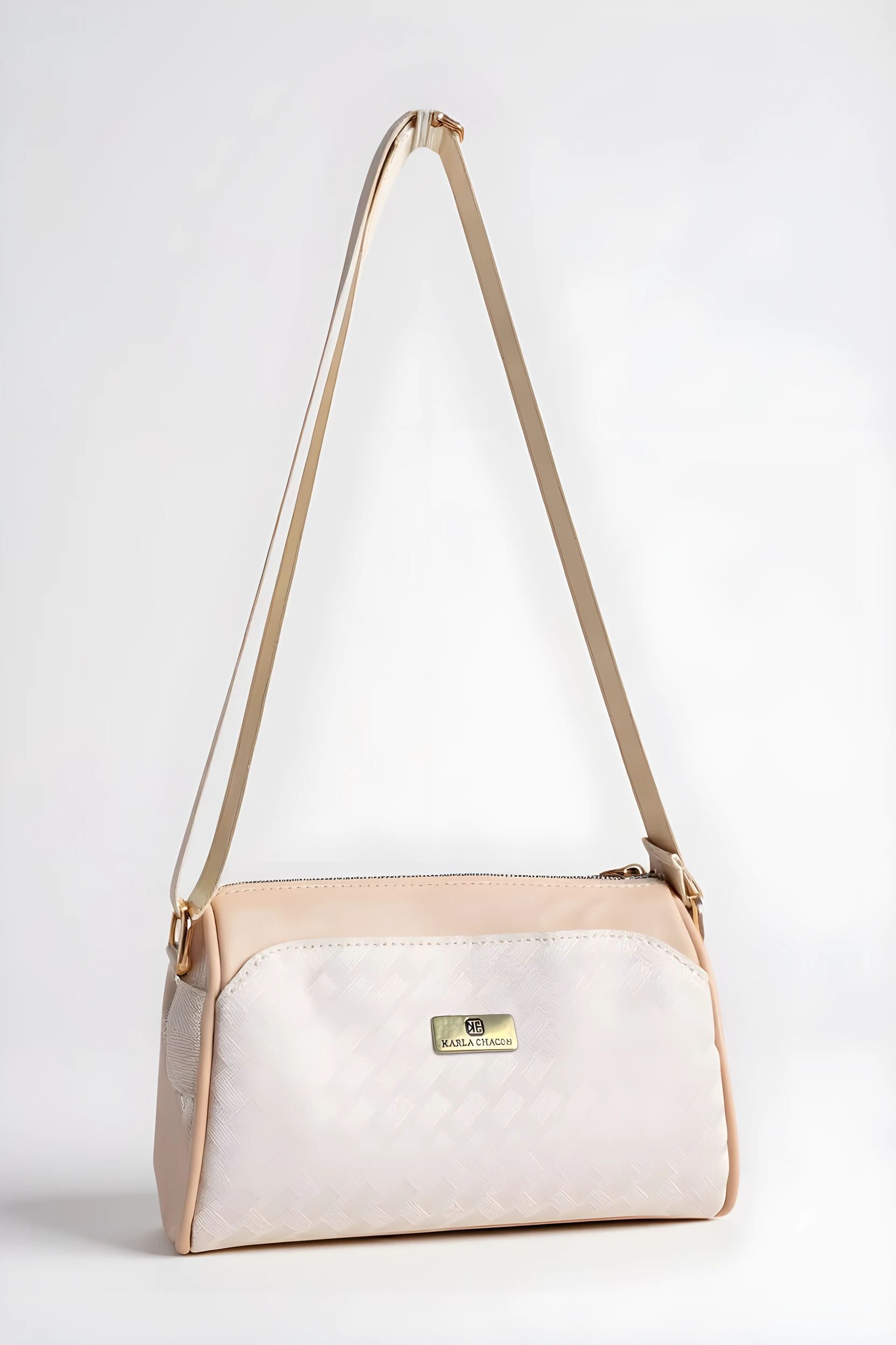 Bolso de dama Karla Chacon Dana beige con correa ajustable y logo metálico, diseño moderno.